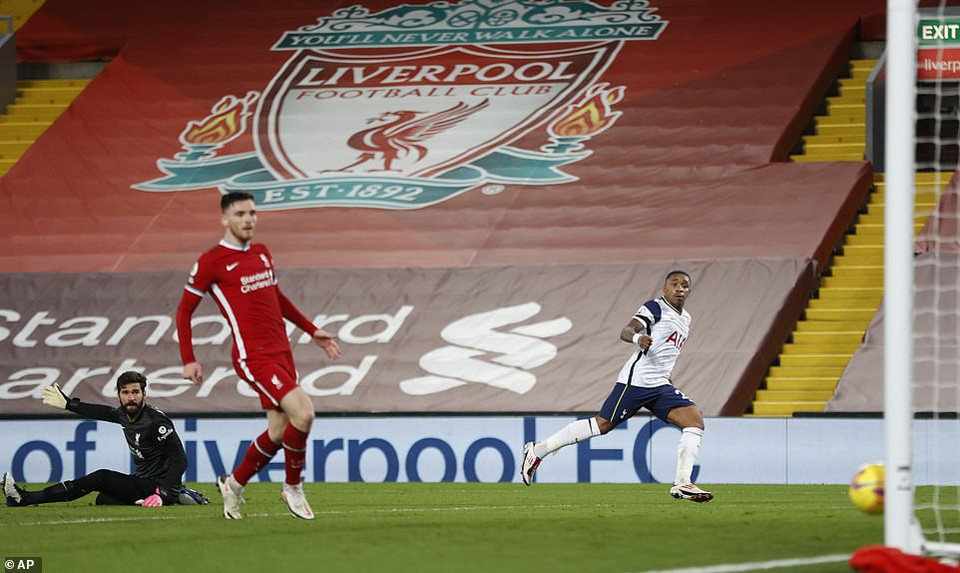 Sang hiệp 2, Tottenham có cơ hội để nâng tỷ số nhưng cú dứt điểm của Bergwijn lại đưa bóng đi trúng cột dọc. (Nguồn: AP)