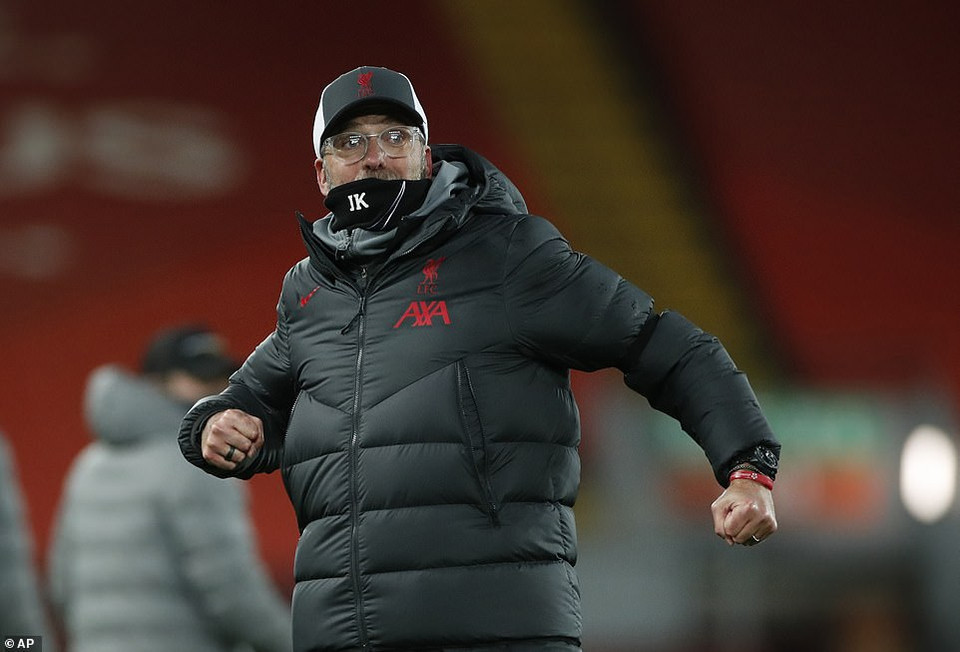 Bên ngoài sân, HLV Juergen Kloop cũng không giấu được niềm vui... (Nguồn: AP)