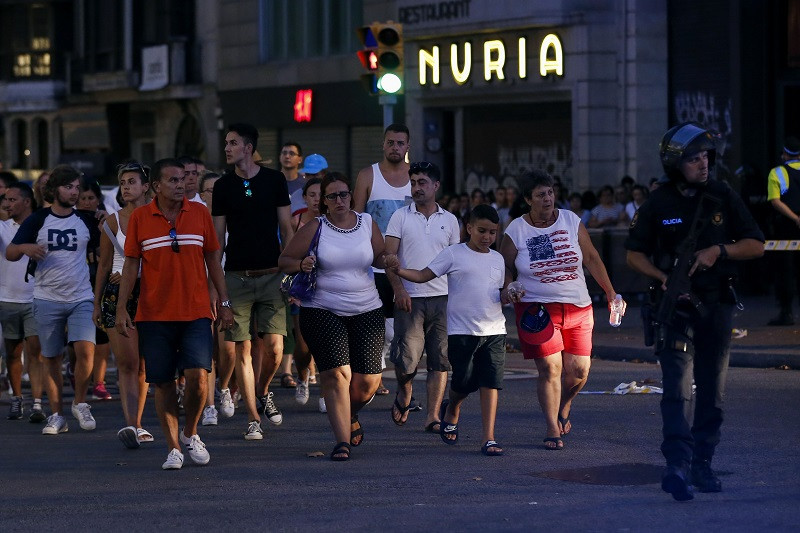 Hỗ trợ người bị thương tại hiện trường vụ đâm xe ở Las Ramblas. (Nguồn: EPA/TTXVN)