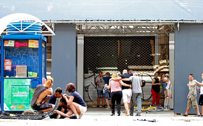 Hỗ trợ người bị thương tại hiện trường vụ đâm xe ở Las Ramblas. (Nguồn: EPA/TTXVN)