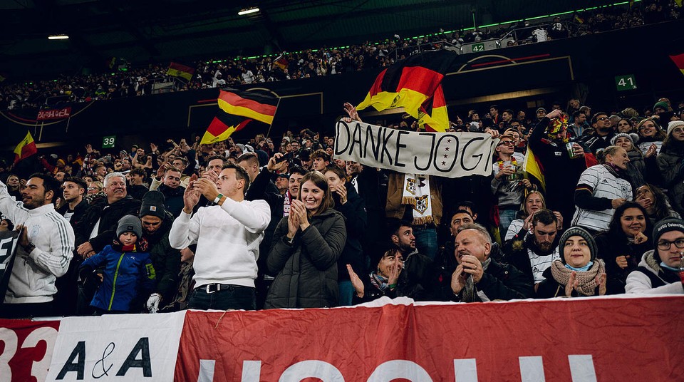 Chiến thắng này là món quà ý nghĩa của tuyển Đức dành cho người hâm mộ cũng như tri ân cựu 'thuyền trưởng' Joachim Loew. (Nguồn: DFB)