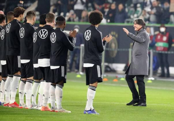 HLV Joachim Loew chia tay những người học trò cũ. (Nguồn: DFB)