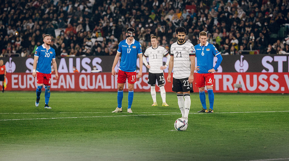 Ngay phút thứ 9, Đức đã được hưởng penlaty và thi đấu hơn người sau khi Hofer bị truất quyền thi đấu. (Nguồn: DFB)