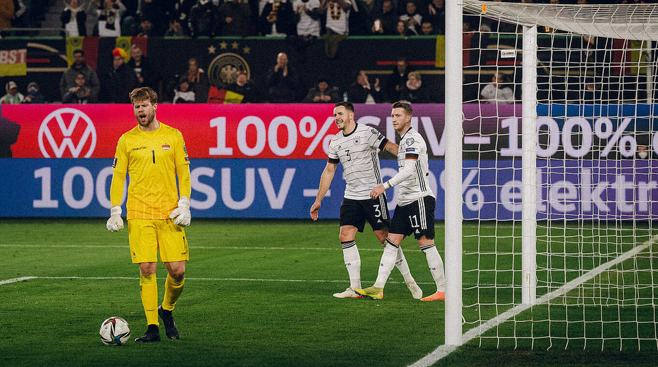 Đến phút 20, Đức vươn lên dẫn 2-0 sau pha phản lưới nhà của Kaufmann. (Nguồn: DFB)