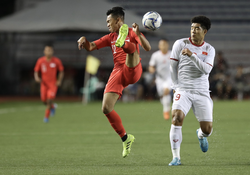 Tuy nhiên, U22 Việt Nam đã gặp phải khó khăn trước một U22 Singapore chơi quyết liệt. (Ảnh: Hoàng Linh/TTXVN)