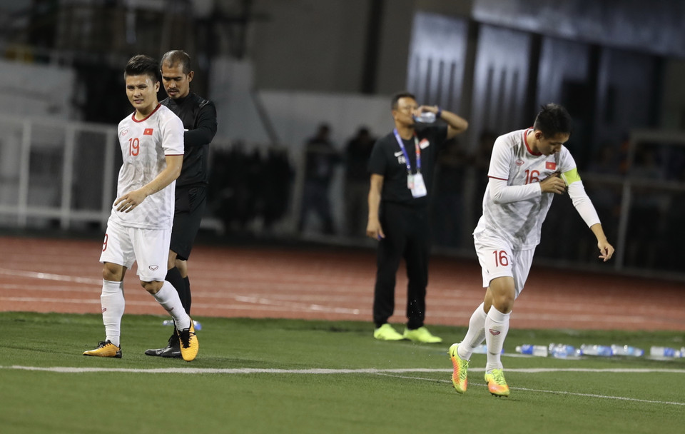 ..để rồi thủ quân của U22 Việt Nam phải rời sân nhường chỗ cho Hùng Dũng. (Ảnh: Hoàng Linh/TTXVN)
