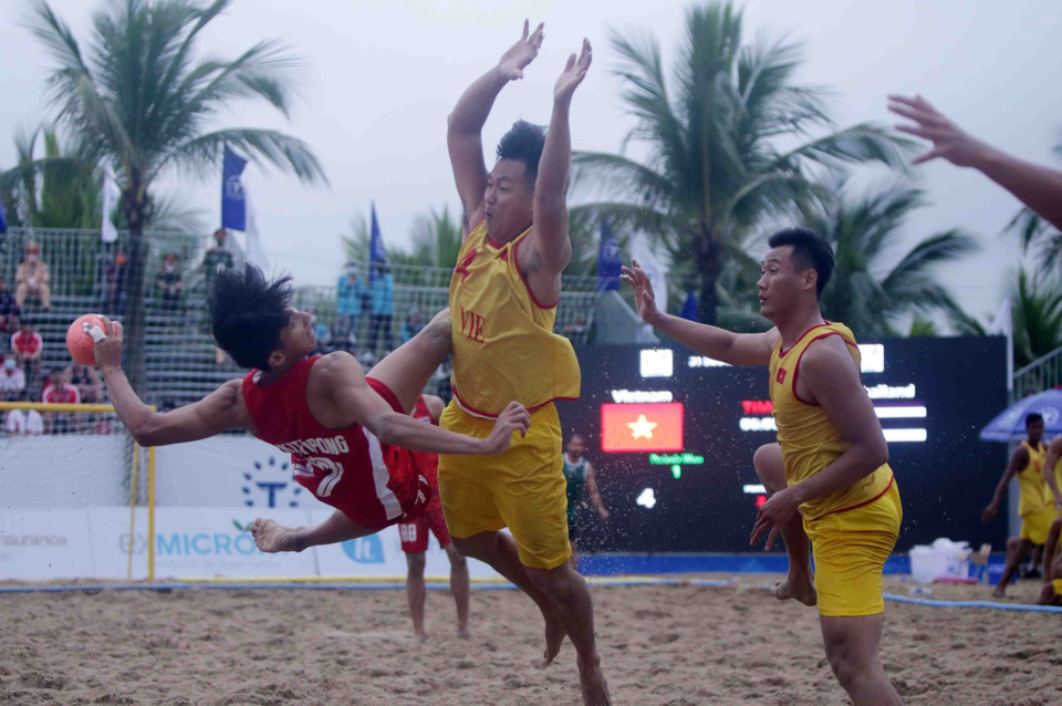 Pha cản phá quyết liệt của cầu thủ Việt Nam trước sự phản công của đội tuyển Thái Lan. (Ảnh: Quý Trung/TTXVN)