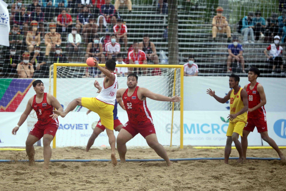 Pha tấn công xoay người ghi điểm của cầu thủ đội tuyển Việt Nam vào lưới của đội tuyển Thái Lan. (Ảnh: Quý Trung/TTXVN)