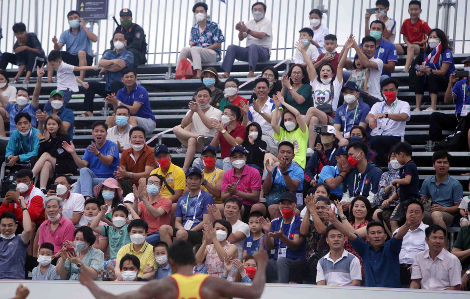 Khán giả vui mừng sau khi các cầu thủ của Việt Nam ghi điểm vào lưới của Thái Lan.(Ảnh: Quý Trung/TTXVN)
