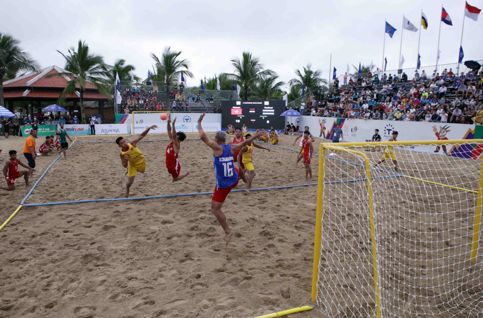 Pha tranh bóng quyết liệt của các cầu thủ hai đội tại khu vực giữa sân. (Ảnh: Quý Trung/TTXVN)