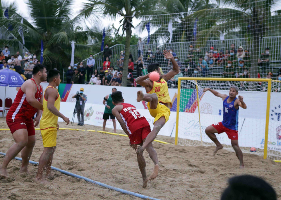 Pha tấn công xoay người ghi điểm của cầu thủ đội tuyển Việt Nam vào lưới của đội tuyển Thái Lan. (Ảnh: Quý Trung/TTXVN)