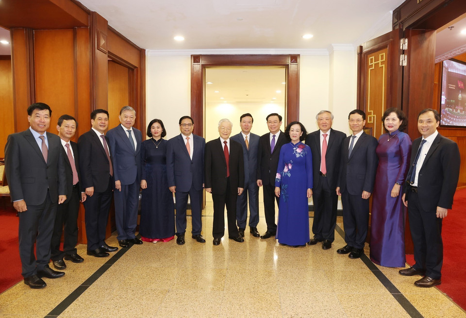 Tổng Bí thư Nguyễn Phú Trọng với các vị lãnh đạo Đảng, Nhà nước và các đại biểu tại phiên bế mạc hội nghị. (Ảnh: Trí Dũng/TTXVN)