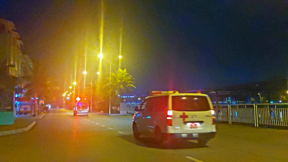 Xe cứu thương đưa thi thể các nạn nhân xấu số trong vụ rơi trực thăng trên vịnh Hạ Long về Nhà Tang lễ thành phố Hạ Long. (Ảnh: Thanh Vân/TTXVN)