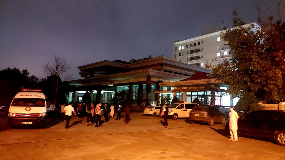 Các lực lượng chức năng có mặt tại Nhà Tang lễ thành phố Hạ Long để thực hiện khám nghiệm tử thi. (Ảnh: Thanh Vân/TTXVN)