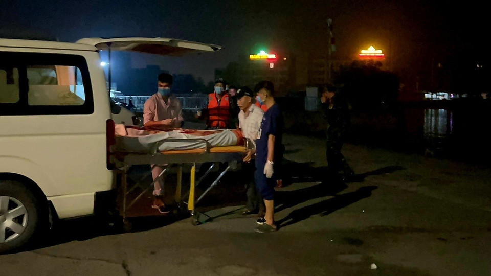 Nạn nhân thứ 3 trong vụ rơi trực thăng trên vịnh Hạ Long được trục vớt đưa về nhà tang lễ Hạ Long. (Ảnh: Thanh Vân/TTXVN)