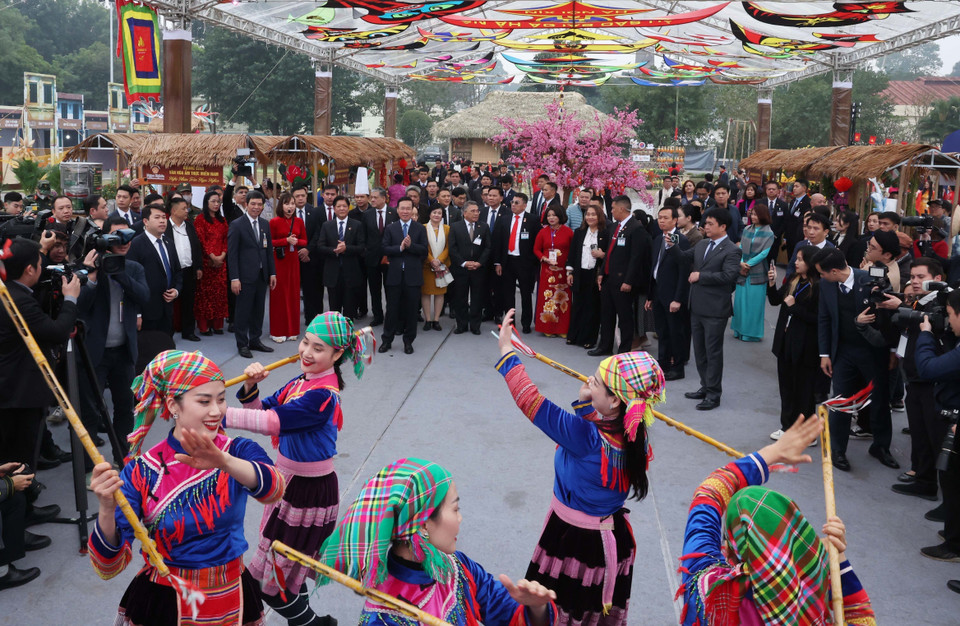 Chủ tịch nước Võ Văn Thưởng và Tổng thống Philippines Ferdinand Marcos Jr tham quan không gian Tết Việt 2024. (Ảnh: Thống Nhất/TTXVN)