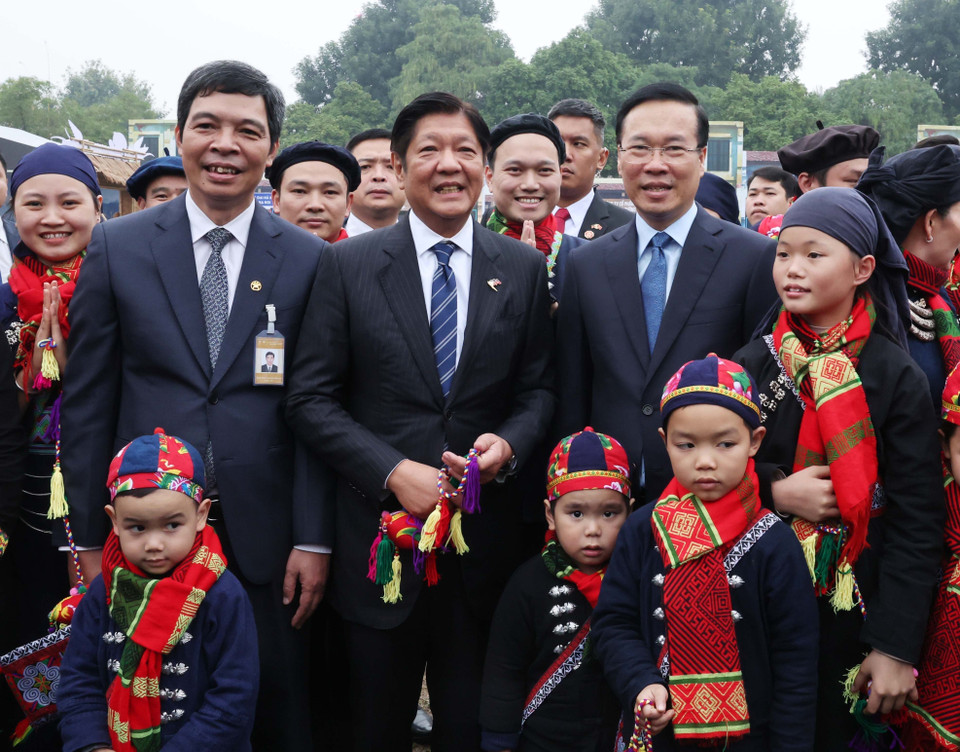 Chủ tịch nước Võ Văn Thưởng và Tổng thống Philippines Ferdinand Marcos Jr tham quan không gian Tết Việt 2024. (Ảnh: Thống Nhất/TTXVN)