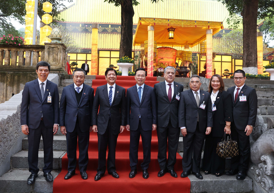 Chủ tịch nước Võ Văn Thưởng và Tổng thống Philippines Ferdinand Marcos Jr tại Hoàng thành Thăng Long. (Ảnh: Thống Nhất/TTXVN)