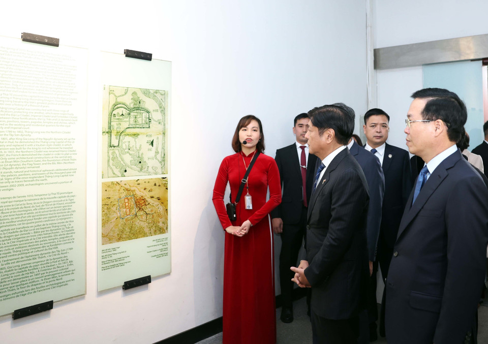 Chủ tịch nước Võ Văn Thưởng và Tổng thống Philippines Ferdinand Marcos Jr nghe giới thiệu về thành Thăng Long. (Ảnh: Thống Nhất/TTXVN)