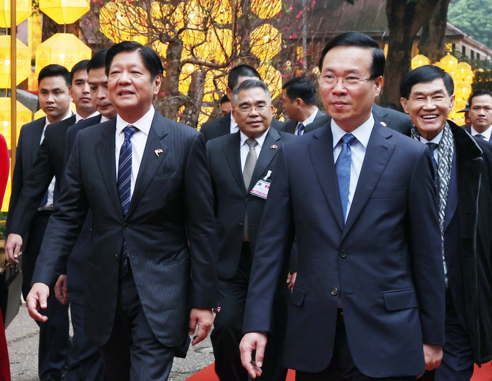 Chủ tịch nước Võ Văn Thưởng và Tổng thống Philippines Ferdinand Marcos Jr tham quan Hoàng thành Thăng Long. (Ảnh: Thống Nhất/TTXVN)