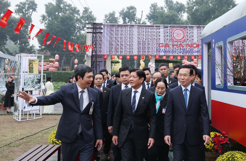 Chủ tịch nước Võ Văn Thưởng và Tổng thống Philippines Ferdinand Marcos Jr tham quan không gian Tết Việt 2024. (Ảnh: Thống Nhất/TTXVN)