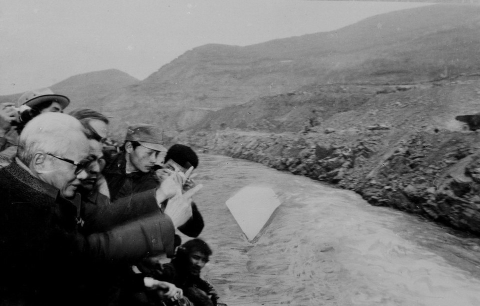 Thủ tướng Phạm Văn Đồng thả viên đá tượng trưng, mở đầu cho ngày hội ngăn sông Đà để xây dựng Nhà máy thủy điện Hoà Bình (9/1/1986). (Ảnh: Xuân Lâm/TTXVN)