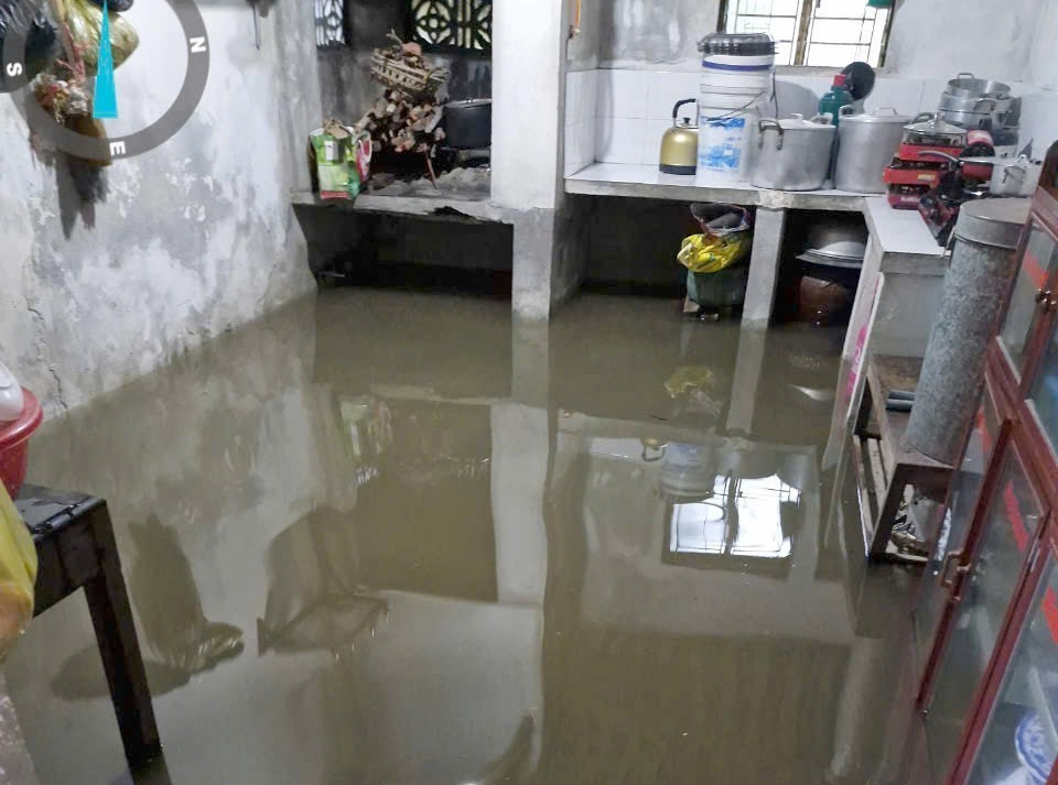 Mưa lớn gây ngập nhà cửa nhiều hộ dân tại xã Diễn Bích, huyện Diễn Châu (Nghệ An). (Ảnh: TTXVN phát