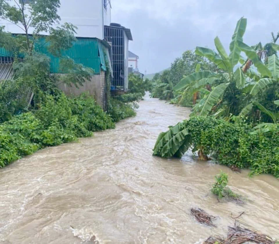 Ngập lụt nhiều tuyến đường khiến giao thông bị chia cắt tại huyện Yên Thành (Nghệ An). (Ảnh: TTXVN phát)