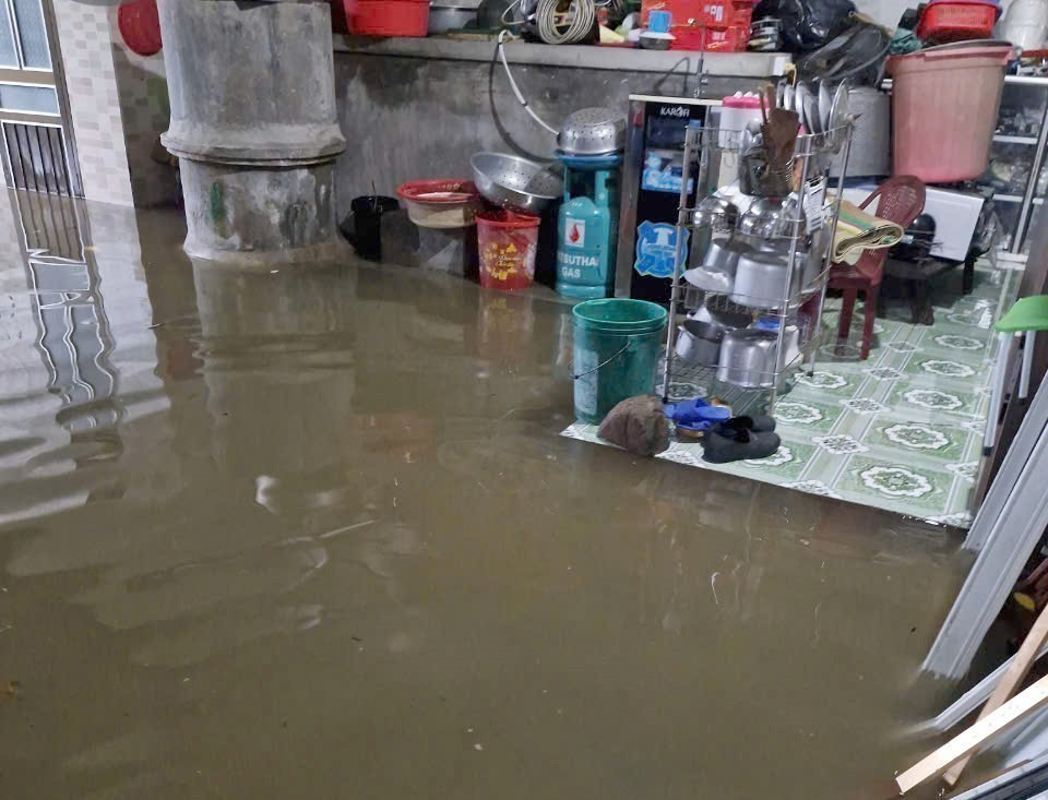 Nhà cửa của hàng trăm hộ dân ở các huyện Quỳnh Lưu và Diễn Châu (Nghệ An) bị ngập nặng sau mưa lớn. (Ảnh: TTXVN phát)