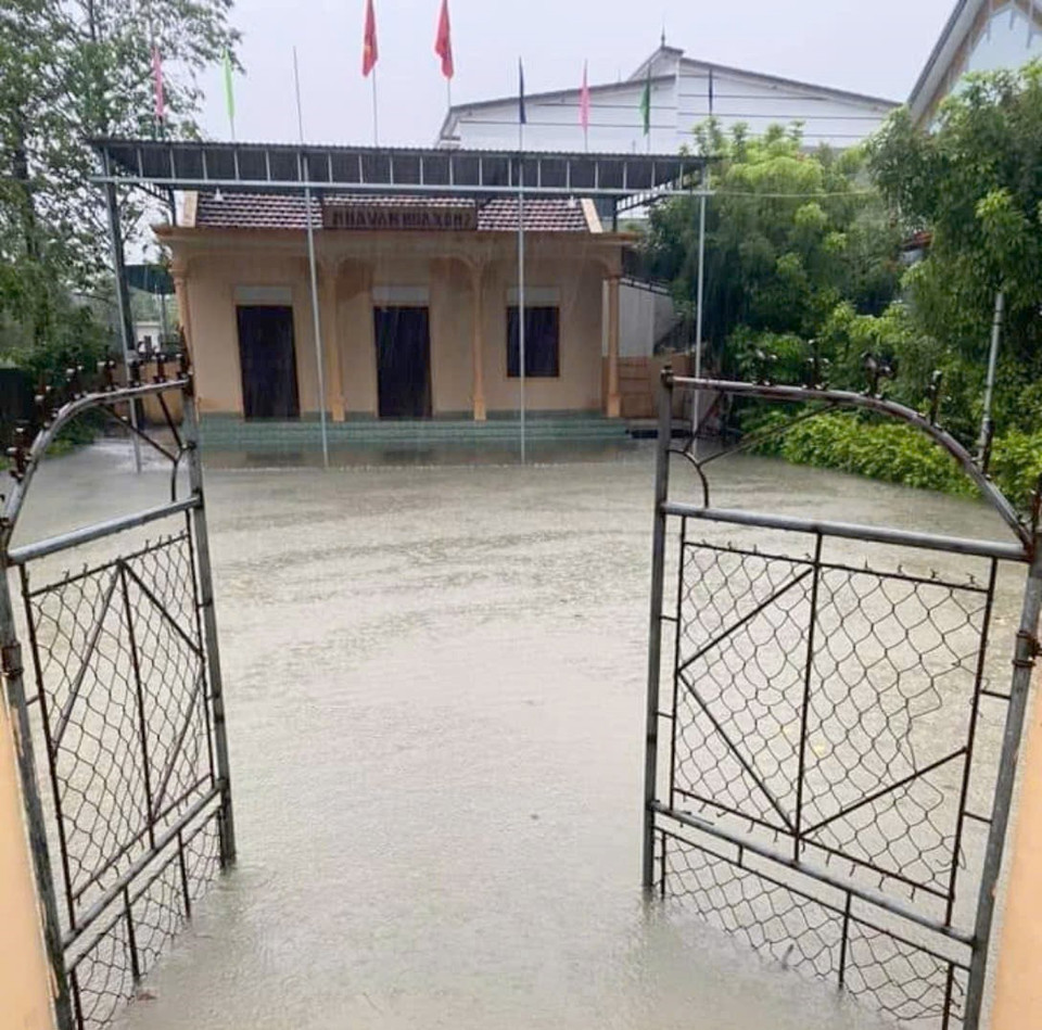 Nhà văn hóa ở xóm 2, xã Quỳnh Hương, huyện Quỳnh Lưu, tỉnh Nghệ An bị ngập do mưa lớn. (Ảnh: TTXVN phát)