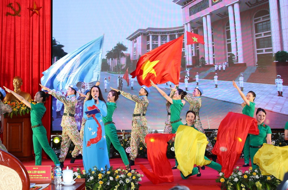 Chương trình nghệ thuật chào mừng lễ kỷ niệm. (Ảnh: Trọng Đức/TTXVN)