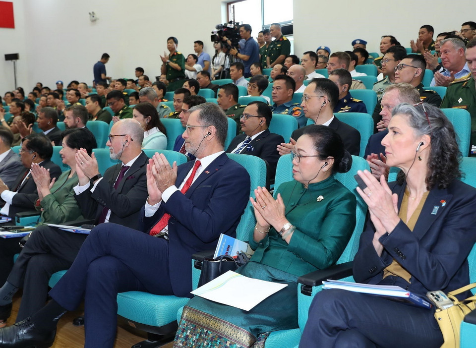 Đại diện các tổ chức quốc tế, đại sứ quán và tùy viên quân sự các nước tham dự buổi lễ. (Ảnh: Trọng Đức/TTXVN)