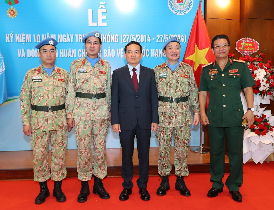 Phó Thủ tướng Trần Lưu Quang và lãnh đạo Cục Gìn giữ Hòa bình Việt Nam tại lễ kỷ niệm. (Ảnh: Trọng Đức/TTXVN)