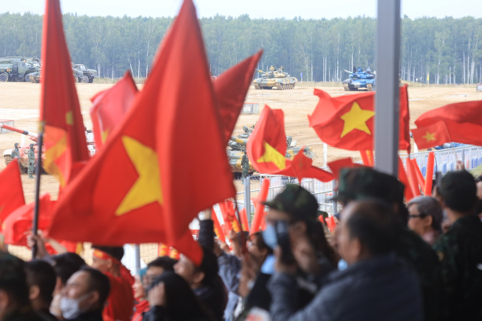 Kết thúc bài thi, ban giám khảo sẽ tổng hợp kết quả, xác định đội vô địch trong bảng 2 cuộc thi “Xe tăng hành tiến.”(Ảnh: Duy Trinh-Trần Hiếu/Vietnam+)