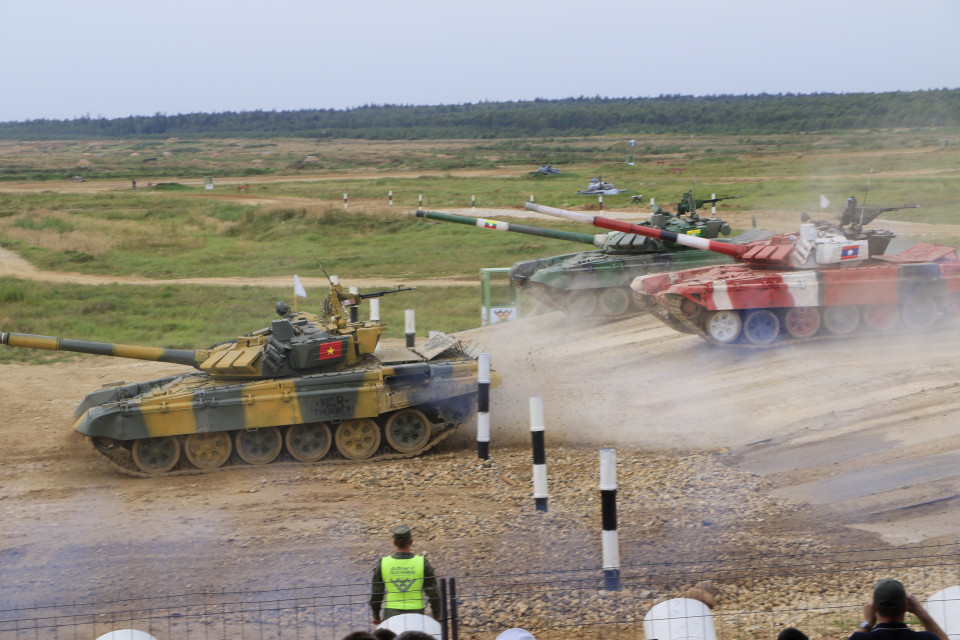 Mỗi kíp xe của Đội tuyển Xe tăng QĐND Việt Nam thực hiện 4 vòng chạy. (Ảnh: Duy Trinh-Trần Hiếu/Vietnam+)