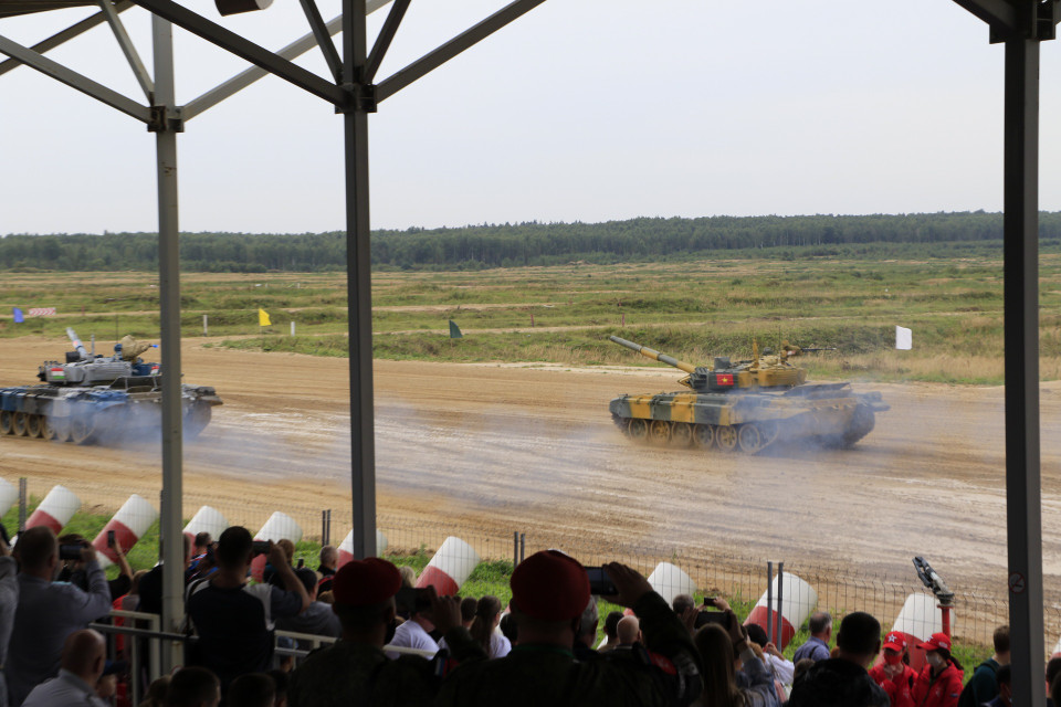 Vòng chung kết được tiến hành trên đường chạy với 10 chướng ngại vật tự nhiên và nhân tạo.(Ảnh: Duy Trinh-Trần Hiếu/Vietnam+)
