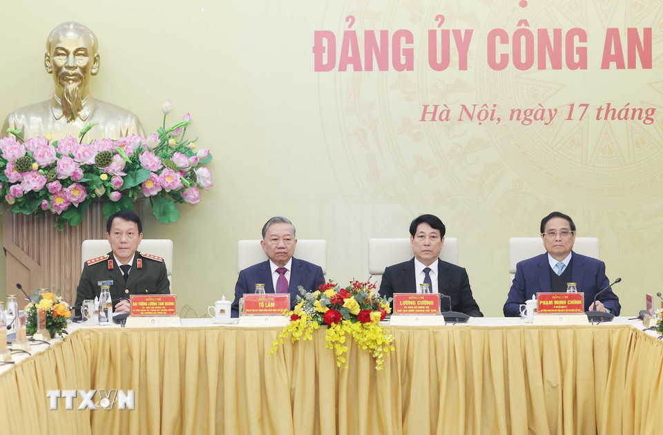 Tổng Bí thư Tô Lâm cùng các đồng chí Ủy viên Bộ Chính trị, Ủy viên Thường vụ Đảng uỷ Công an Trung ương: Chủ tịch nước Lương Cường, Thủ tướng Phạm Minh Chính và Đại tướng Lương Tam Quang, Bí thư Đảng ủy Công an Trung ương, Bộ trưởng Bộ Công an chủ trì Hội nghị. (Ảnh: Thống Nhất/TTXVN)