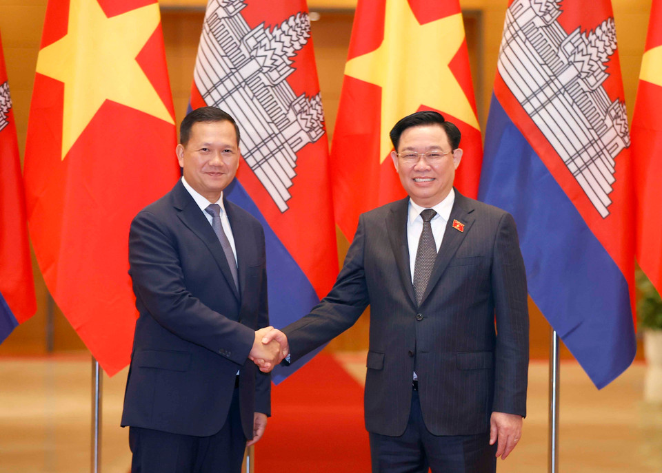 Chủ tịch Quốc hội Vương Đình Huệ hội kiến Thủ tướng Campuchia Samdech Hun Manet. (Ảnh: Doãn Tấn/TTXVN)