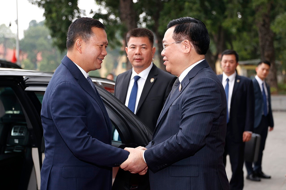 Chủ tịch Quốc hội Vương Đình Huệ đón Thủ tướng Campuchia Samdech Hun Manet. (Ảnh: Doãn Tấn/TTXVN)