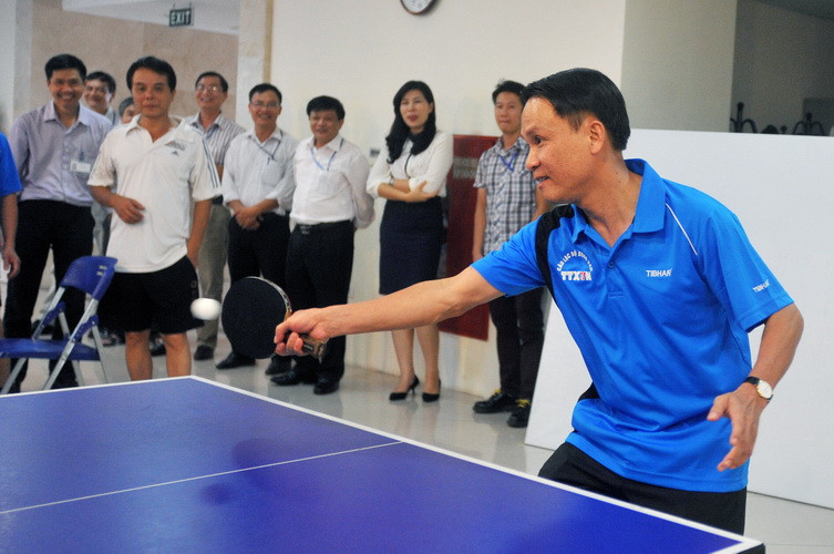 Ông Nguyễn Đức Lợi - Bí thư Đảng ủy, Tổng giám đốc Thông tấn xã Việt Nam thi đấu khai mạc giải. (Ảnh: Quốc Khánh/TTXVN) 