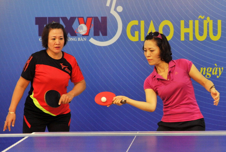 Các vận động viên thi đấu nội dung đôi nữ. (Ảnh: Quốc Khánh/TTXVN)