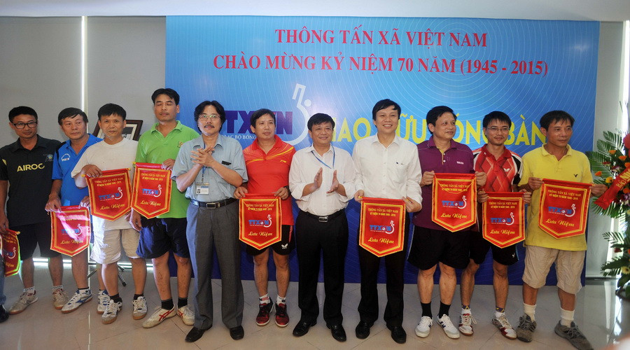 Phó Tổng giám đốc TTXVN Ngô Hà Thái và Phó Tổng giám đốc TTXVN Đinh Đăng Quang trao cờ lưu niệm cho các đội tham dự. (Ảnh: Quốc Khánh/TTXVN) 