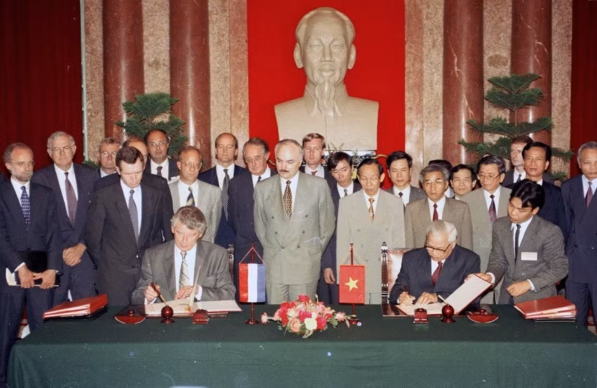  Lễ ký thông cáo chung giữa Thủ tướng Võ Văn Kiệt và Thủ tướng Hà Lan Wim Kok, ngày 12/6/1995, tại Phủ Chủ tịch. Kể từ năm 1993, đã có rất nhiều các chuyến thăm, trao đổi đoàn giữa lãnh đạo cấp cao hai nước, qua đó tạo cơ sở tăng cường quan hệ hữu nghị tin cậy và hợp tác tốt đẹp trên tất cả các lĩnh vực. (Ảnh: Minh Đạo/TTXVN)