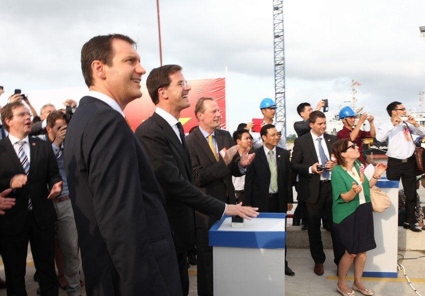 Thủ tướng Hà Lan Mark Rutte nhấn nút hạ thủy tàu Damen ASD3212 tại Nhà máy đóng tàu Damen – Sông Cấm (liên doanh giữa Công ty Cổ phần Đóng tàu Sông Cấm và Tập đoàn Damen của Hà Lan), chiều 17/6/2014, tại Hải Phòng, nhân chuyến thăm chính thức tới Việt Nam lần đầu tiên. (Ảnh: Doãn Tấn/TTXVN)
