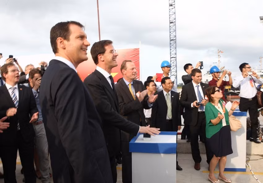 Thủ tướng Hà Lan Mark Rutte nhấn nút hạ thủy tàu Damen ASD3212 tại Nhà máy đóng tàu Damen – Sông Cấm (liên doanh giữa Công ty Cổ phần Đóng tàu Sông Cấm và Tập đoàn Damen của Hà Lan), chiều 17/6/2014, tại Hải Phòng, nhân chuyến thăm chính thức tới Việt Nam lần đầu tiên. (Ảnh: Doãn Tấn/TTXVN)