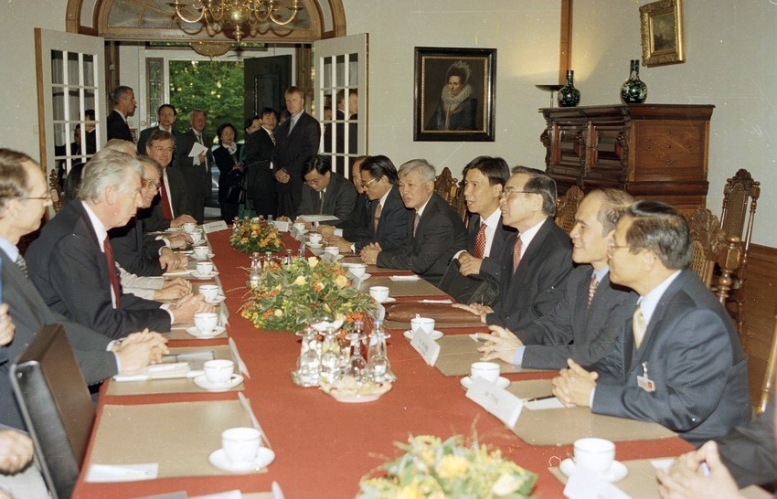 Thủ tướng Phan Văn Khải hội đàm với Thủ tướng Hà Lan Wim Kok trong chuyến thăm chính thức Vương quốc Hà Lan từ ngày 14 - 16/10/2001. (Ảnh: Thế Thuần/TTXVN)