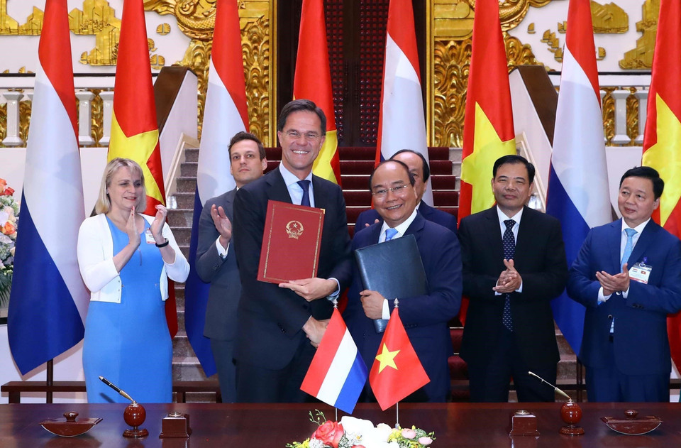 Thủ tướng Nguyễn Xuân Phúc và Thủ tướng Hà Lan Mark Rutte ký kết biên bản ghi nhớ về hợp tác chuyển đổi nông nghiệp tại Đồng bằng sông Cửu Long, ngày 9/4/2019. (Ảnh: Thống Nhất/TTXVN)