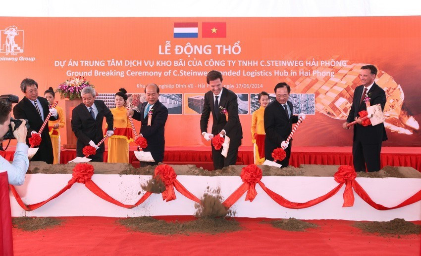 Thủ tướng Hà Lan Mark Rutte động thổ Dự án Trung tâm dịch vụ kho bãi của Công ty TNHH C.Steinweg Hải Phòng, chiều 17/6/2014, trong chuyến thăm chính thức Việt Nam lần đầu tiên. (Ảnh: Doãn Tấn/TTXVN)