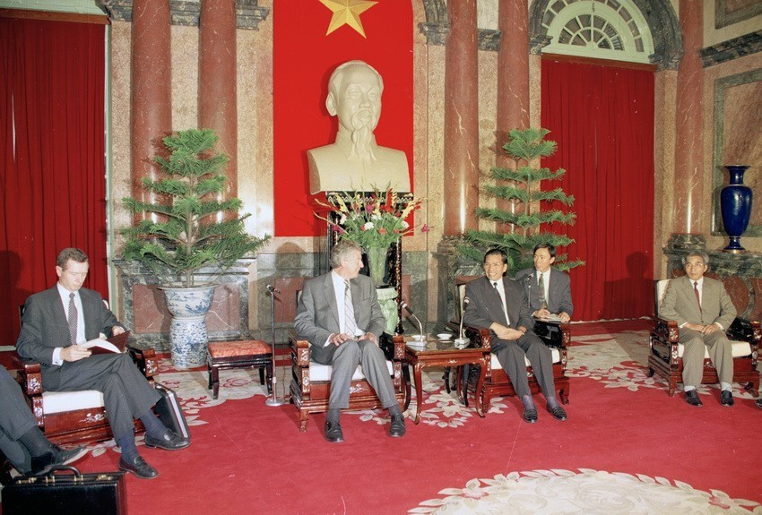 Chủ tịch Quốc hội Nông Đức Mạnh tiếp Thủ tướng Hà Lan Wim Kok thăm hữu nghị chính thức Việt Nam từ ngày 10 - 14/6/1995. Quan hệ Việt Nam - Hà Lan bắt đầu khởi sắc từ những năm đầu của thập kỷ 1990 khi khu vực Đông-Nam Á bước vào giai đoạn phát triển mạnh mẽ, thu hút sự quan tâm của cộng đồng doanh nghiệp châu Âu, trong đó có Hà Lan. (Ảnh: Minh Đạo/TTXVN)