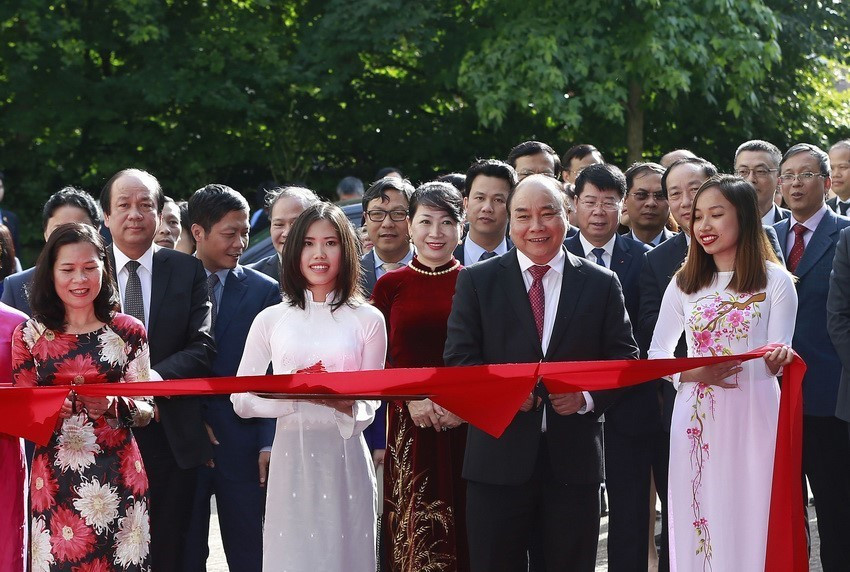 Thủ tướng Nguyễn Xuân Phúc cắt băng khánh thành Đại sứ quán Việt Nam tại Vương quốc Hà Lan ở thành phố La Haye, chiều 9/7/2017, nhân chuyến thăm chính thức Hà Lan. (Ảnh: Thống Nhất/TTXVN)